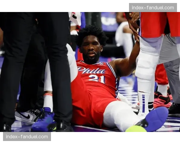 首节未完,恩比德因膝部不适退出今日比赛 首节未完,恩比德因膝部不适退出今日比赛